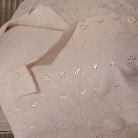 $4 Add-on White Lace-like Floral Blouse - Size Medium - Picture 2 of 10